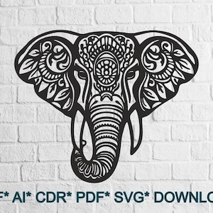 Może przedstawiać: Czarna, szczegółowa sylwetka głowy słonia z misternymi wzorami. Słoń ma szczegółowe wzory w uszach, czole i trąbie. Obraz jest umieszczony na białej ceglanej ścianie. Tekst na dole brzmi "DXF* AI* CDR* PDF* SVG* DOWNLOAD".