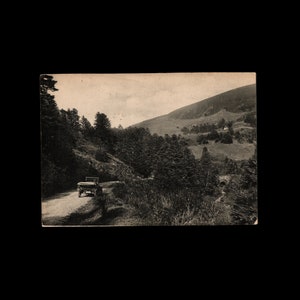 Paisaje de montaña en blanco y negro y postal de coche clásico, postal francesa coleccionable antigua de la década de 1920, París,