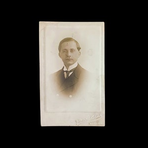 Junger Mann Studio Porträt Vintage Photo, von Gladstone Adams Fotokünstler, Sozialgeschichte, Kabinett Karte, wunderbare Krawatte