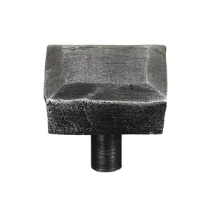 Peut inclure: Un bouton de porte carré en métal argenté avec une finition texturée. Le bouton a une tige cylindrique courte.