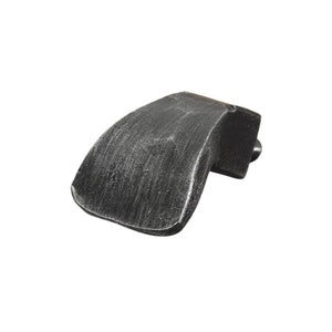 Könnte beinhalten: Ein silberfarbener Metall-Schrankgriff mit einer gebogenen, rechteckigen Form. Der Griff hat eine abgenutzte Oberfläche, die ihm einen Vintage-Look verleiht.