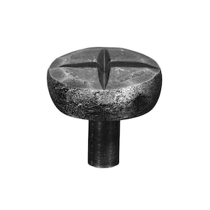 Könnte beinhalten: Ein dunkelgrauer, handgeschmiedeter Metallschrankknauf mit einem Kreuzdesign auf dem abgerundeten Kopf. Der Knauf hat einen zylindrischen Schaft und eine strukturierte Oberfläche, geeignet für Möbelbeschläge.