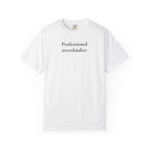 Può includere: Una t-shirt bianca a maniche corte con girocollo e il testo nero Professional overthinker stampato in un carattere serif al centro del petto. Il capo presenta una vestibilità standard con scollo a coste e un'etichetta del marchio visibile.