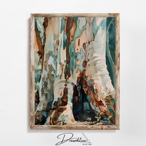 Könnte beinhalten: Ein Aquarellgemälde eines Baumstamms mit einem einzigartigen, farbenfrohen und strukturierten Rindenmuster. Die Rinde ist eine Mischung aus Blau, Grün, Braun und Weiß. Der Baum befindet sich in einer natürlichen Umgebung mit grünem Laub im Hintergrund.