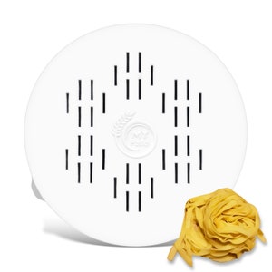 Op de afbeelding: Een ronde, witte pastadroger met een logo dat "My Pasta" en een ontwerp van een tarwehalm toont. De droger heeft veel kleine gaten voor luchtcirculatie. Op de voorgrond ligt een stapel gele pastanoodles.