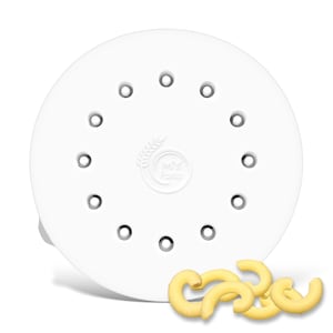 Puede incluir: Molde de pasta de cerámica blanca con 12 agujeros para hacer pasta. El molde tiene un logotipo de trigo y las palabras "My Pasta". Hay varias piezas de pasta amarilla en primer plano.