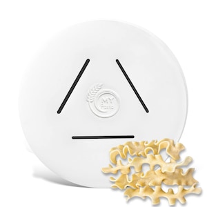 Könnte beinhalten: Runder weißer Keramik-Nudelformer mit einem Dreiecksdesign und dem Text "MY Pasta" in einem Kreis. Ein Haufen frischer, gelber Nudeln befindet sich im Vordergrund.