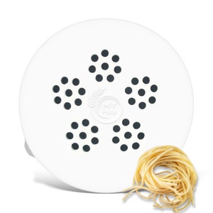 Könnte beinhalten: Weiße Kunststoff-Nudelform mit einem blumenförmigen Design und mehreren Löchern. Die Form wird verwendet, um dünne Spaghetti-Nudeln herzustellen. Ein kleiner Haufen Spaghetti-Nudeln ist unter der Form zu sehen.
