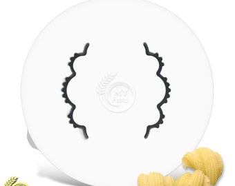 May include: White pasta drying lid with a scalloped design and the text "MY Pasta". Three pieces of uncooked pasta are next to the lid. The logo of "MY Pasta" is in the bottom left corner.