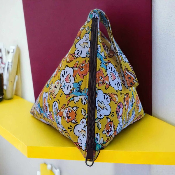 Trousse pour enfant, Trousse à crayons, Trousse fait main, Trousse triangle, Cadeau fait main, Cadeau enfant, Cadeau pour enfant