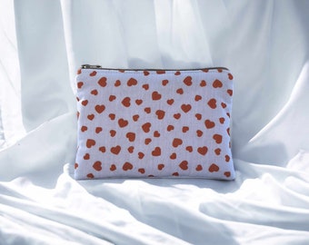 Pochette zippée en double gaze de coton avec des coeurs