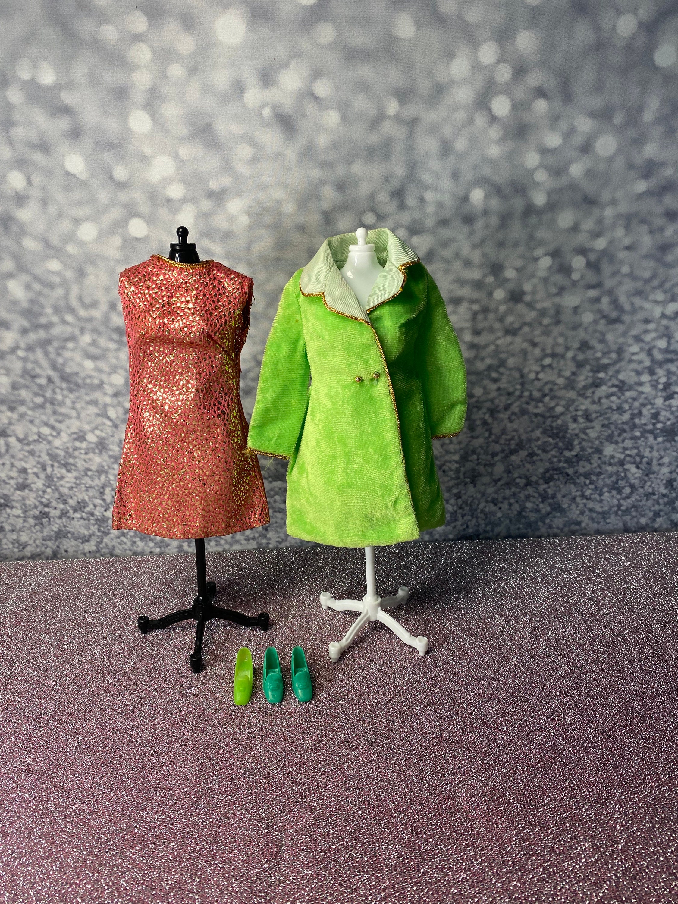 green emerald velvet dress 2004 Holiday Barbie (B5848)