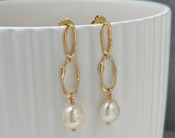 Chic and original earrings, freshwater cultured pearls, 14 ct yellow gold plated