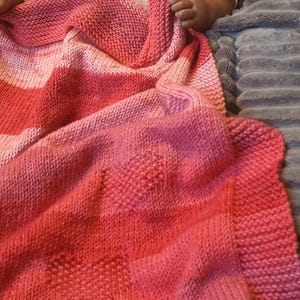 Manta de bebé Candy Dreams, tejida a mano en vibrantes tonos rosas. Perfecta para usar en portabebés, coche, cochecito, sillita de paseo y cochecito.