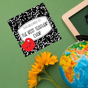 Puede incluir: Un diseño de papel de cuaderno en blanco y negro con el texto "This belongs to the best teacher ever" y una manzana roja con una cara sonriente. La imagen también incluye un globo terráqueo, una pizarra y flores amarillas.