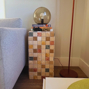 Marmormosaikbord med travertin: Färgglad stenpelardesign