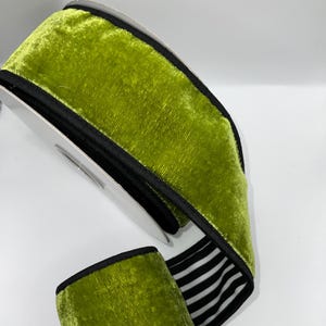 Groen fluweel met gestreept achterlint