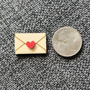 Sobres en forma de corazón con cartas de amor en miniatura