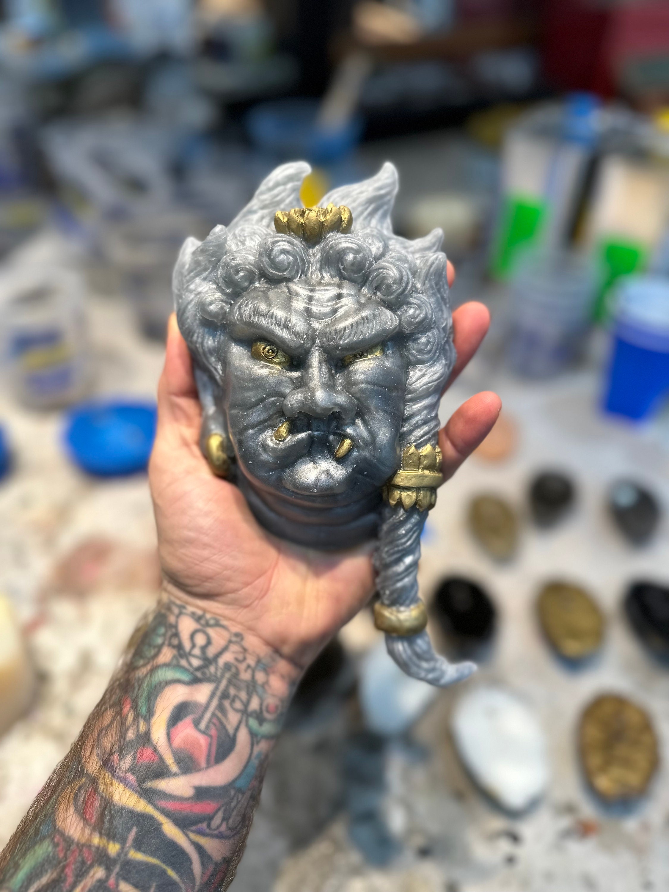 不動明王　彫刻　壁掛け 不動明王 壁掛け彫刻 – 銀樹脂製仏像 | 金のアクセント付き