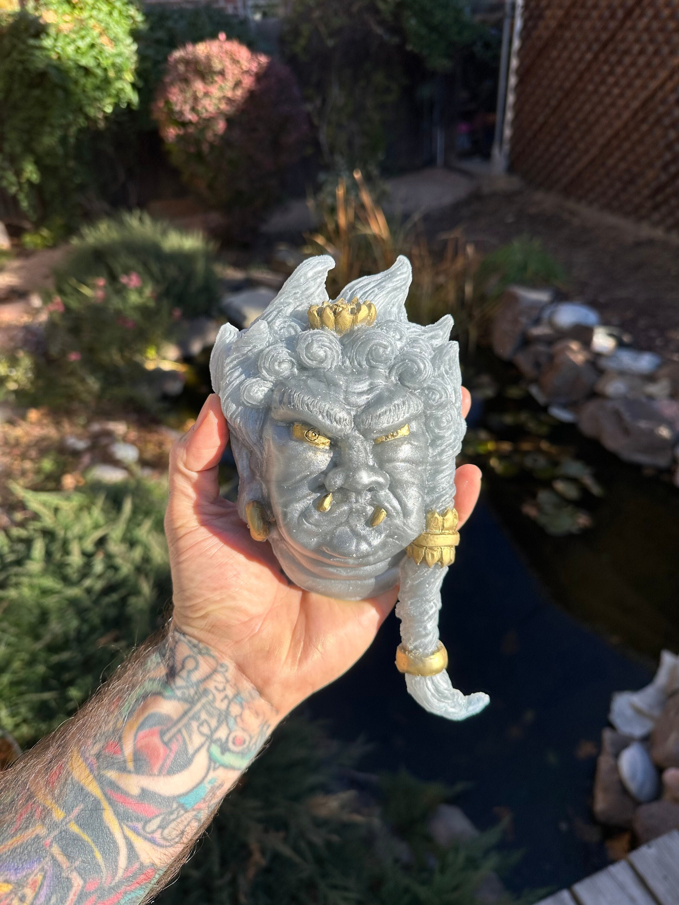 不動明王 壁掛け彫刻 – 銀樹脂製仏像 | 金のアクセント付き