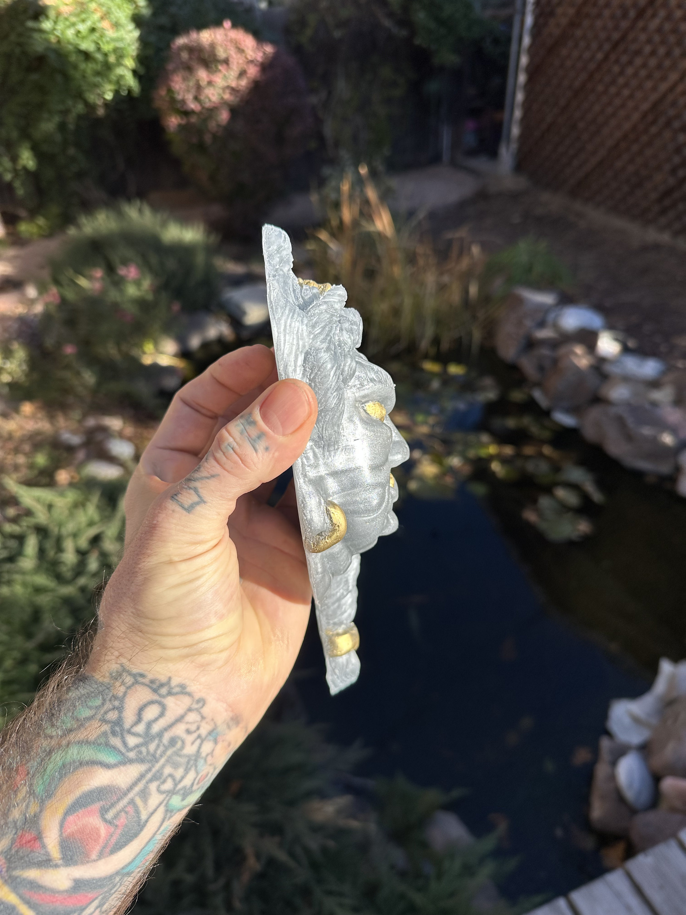 不動明王 壁掛け彫刻 – 銀樹脂製仏像 | 金のアクセント付き