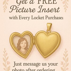 K&ouml;nnte beinhalten: Ein goldfarbenes herzf&ouml;rmiges Medaillon, ge&ouml;ffnet, um ein Portr&auml;t zu zeigen, mit dem Text "Get a FREE Picture Insert" und "Just message us your photo after ordering." Blumige Akzente umrahmen das Design.