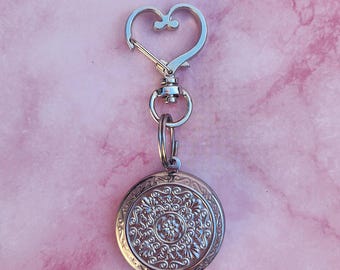 Round Flower Locket Keychain, Locket Keychain, Personalized Locket, Locket Purse Charm,Purse Charm, Sentimental gift, tarnish free,bag charm