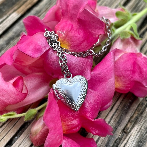 Heart Locket Necklace, Photo Heart Pendant, small Locket necklace, Tiny Heart Necklace, silver Heart Photo Locket, dainty, Mother’s Day