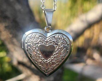 Personalized  Heart Locket Necklace with Photo Insert – Medium Size Pendant, , Girlfriend, keepsake, Valentine's Day, Keepsake, tarnish free