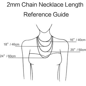 K&ouml;nnte beinhalten: Eine Referenz f&uuml;r die L&auml;ngen von 2mm-Kettenhalsketten. Die Abbildung zeigt eine Frau mit Halsketten in verschiedenen L&auml;ngen: 40 cm, 46 cm, 50 cm und 60 cm.