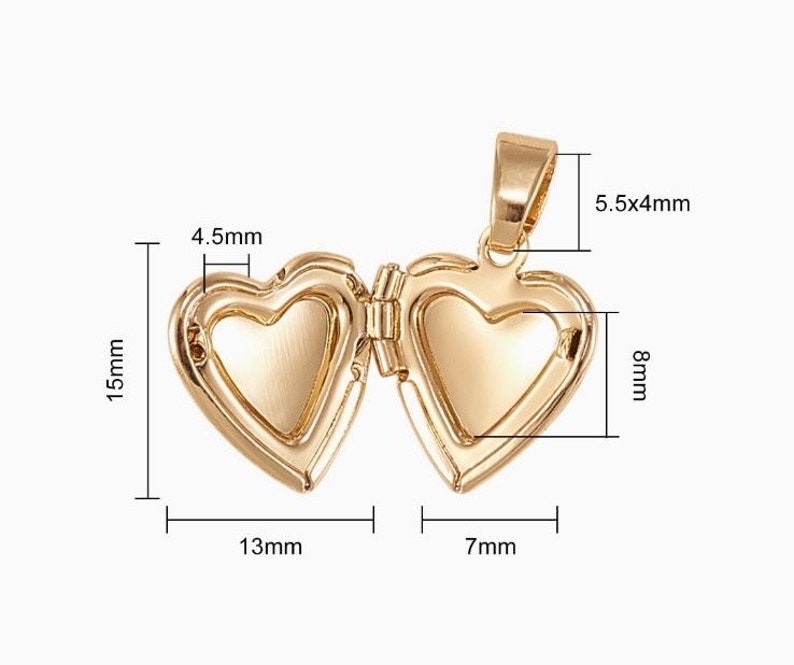 K&ouml;nnte beinhalten: Ein goldfarbener herzf&ouml;rmiger Medaillon-Anh&auml;nger, ge&ouml;ffnet, um zwei F&auml;cher freizugeben. Das Medaillon misst 15 mm hoch, 13 mm breit und 4,5 mm dick. Die Anh&auml;ngerschlaufe ist 5,5 x 4 mm gro&szlig;, und das Herzinnere ist 8 mm hoch und 7 mm breit.