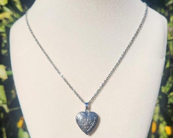 Personalized Pet Locket Necklace with Custom Photo – Tarnish Free – Engraved Picture Pendant, pet locket, Valentine's Day