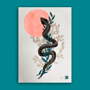 Peut inclure: Un serpent noir enroulé autour de feuilles et de branches vert turquoise sur un fond de cercle rose. L'image porte le texte "Riso Print Edition /50" dans le coin inférieur droit.