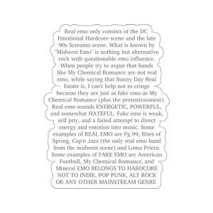 Puede incluir: Una pegatina blanca en forma de nube con texto negro que define la música "emo real". El texto enumera ejemplos de bandas emo reales y falsas, con un diseño que recuerda a una burbuja de pensamiento.
