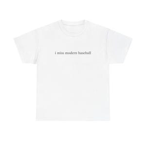 Puede incluir: Camiseta blanca con la frase "i miss modern baseball" impresa en una fuente sencilla. La camiseta es lisa y tiene cuello redondo. El texto está centrado en el pecho.