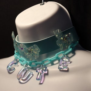 Gargantilla de piel sintética color cian, unicornios de resina, cadena de plástico color cian, dijes de letras que dicen "CUTE", kawaii, moda alternativa, regalos kawaii