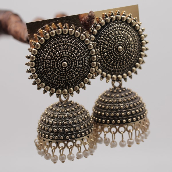 Jhumka-Ohrringe in oxidiertem Gold mit weißen Perlen