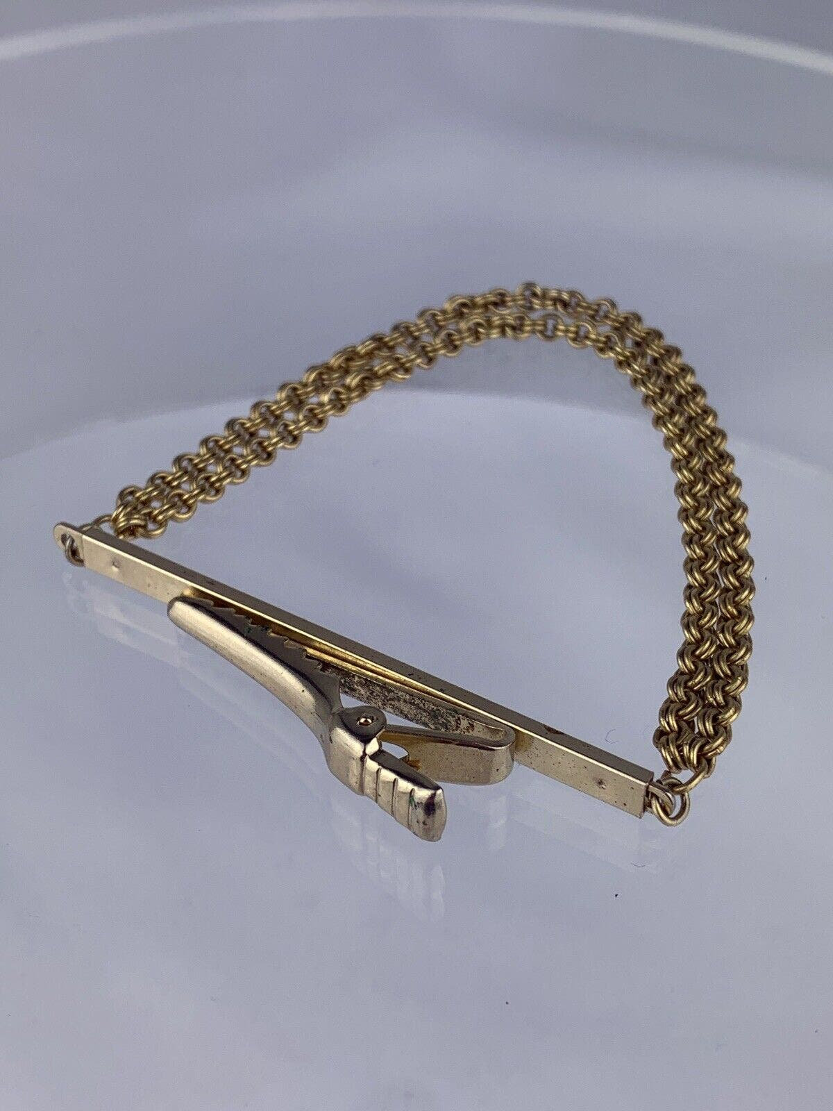 Pin's acacia avec sa chaînette pour cravate