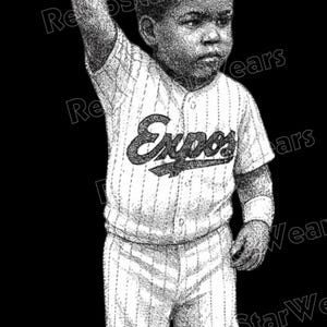 Peut inclure: Illustration en noir et blanc d'un jeune joueur de baseball en uniforme à rayures avec le mot "Expos" sur la poitrine. Le joueur tient une casquette de baseball en l'air. Le texte "born ready" est en bas.