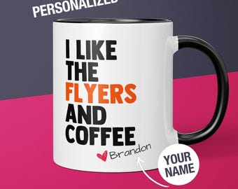 Pode incluir: Caneca de café branca com borda e alça pretas. A caneca tem texto preto que diz "I like the Flyers and coffee" com a palavra "Flyers" em laranja. Um pequeno coração vermelho é desenhado ao lado do nome "Brandon".