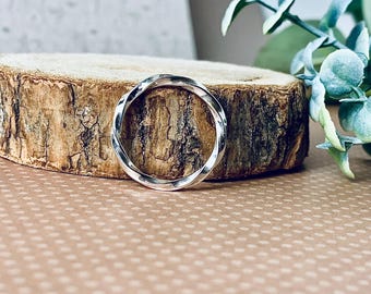 Draairing. Minimalistische zilveren stapelring.