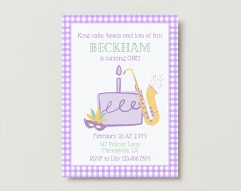 Pode incluir: Um convite para uma festa de primeiro aniversário com um padrão de xadrez vichy roxo e branco. O convite apresenta um bolo roxo com uma vela acesa e um saxofone amarelo. O texto diz "King cake, beads and lots of fun Beckham is turning ONE!"  "February 23 at 2 PM 142 Pelican Lane Mandeville, LA RSVP to Lily 123.456.7891"