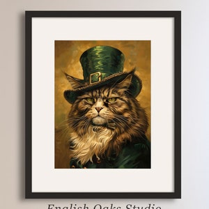 Op de afbeelding: Een bruine tabbykat met een groene hoge hoed met een gouden gesp en een groen jasje. De kat heeft een serieuze uitdrukking en kijkt recht naar de kijker.