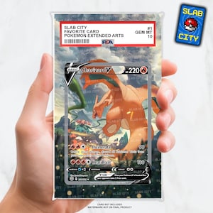 Puede incluir: Una carta Pokémon Charizard V, calificada y encapsulada por PSA, con una calificación Gem Mint 10. La carta presenta una ilustración vibrante de Charizard en una pose dinámica, sobre un paisaje detallado. La carta está etiquetada como "SLAB CITY FAVORITE CARD".