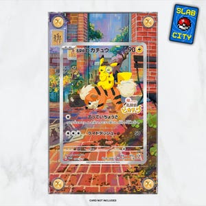 Puede incluir: Una carta de intercambio de Pokemon con Pikachu y un personaje de la película Detective Pikachu. La carta está en una caja de plástico protectora. La carta tiene un fondo de pared de ladrillo y una calle de la ciudad. El texto de la carta dice "Detective Pikachu" y "90".