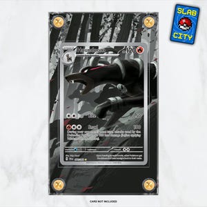 Könnte beinhalten: Eine gerahmte Houndoom-Pokémon-Karte mit einem schwarz-weißen Waldbild im Hintergrund. Die Karte ist in einer transparenten Schutzhülle mit goldfarbenen Eckakzenten. Ein kleines blau-weißes Slab City-Logo befindet sich oben rechts.