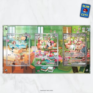 Puede incluir: Una vitrina acrílica transparente que contiene tres cartas coleccionables de Pokémon. Las cartas presentan ilustraciones de Ralts, Kirlia y Gardevoir. El fondo muestra una escena de salón. El texto "CARDS NOT INCLUDED" está en la parte inferior.