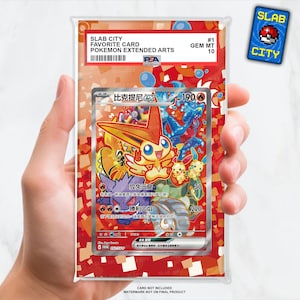 Könnte beinhalten: Eine Pokemon-Sammelkarte in einer Schutzhülle. Die Karte zeigt farbenfrohe Kunstwerke von Victini und anderen Pokemon-Charakteren. Auf der Hülle steht "SLAB CITY FAVORITE CARD" und "POKEMON EXTENDED ARTS". Ein kleiner Aufkleber mit dem Text "SLAB CITY" ist ebenfalls sichtbar.