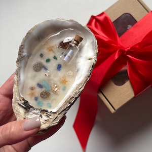 Candela decorativa estiva a tema spiaggia con conchiglie vere, stella marina e cristallo, messaggio personalizzato in bottiglia, regalo per lei, candela decorativa in cera di soia e gel.