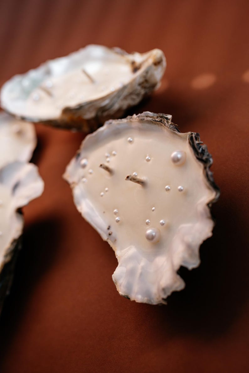 Sojawaskaars in de vorm van een oesterschelp met parel: kustdecoratie, zomerse strandkaars als bedankje, bedankje voor een sweet sixteen-feest. afbeelding 8